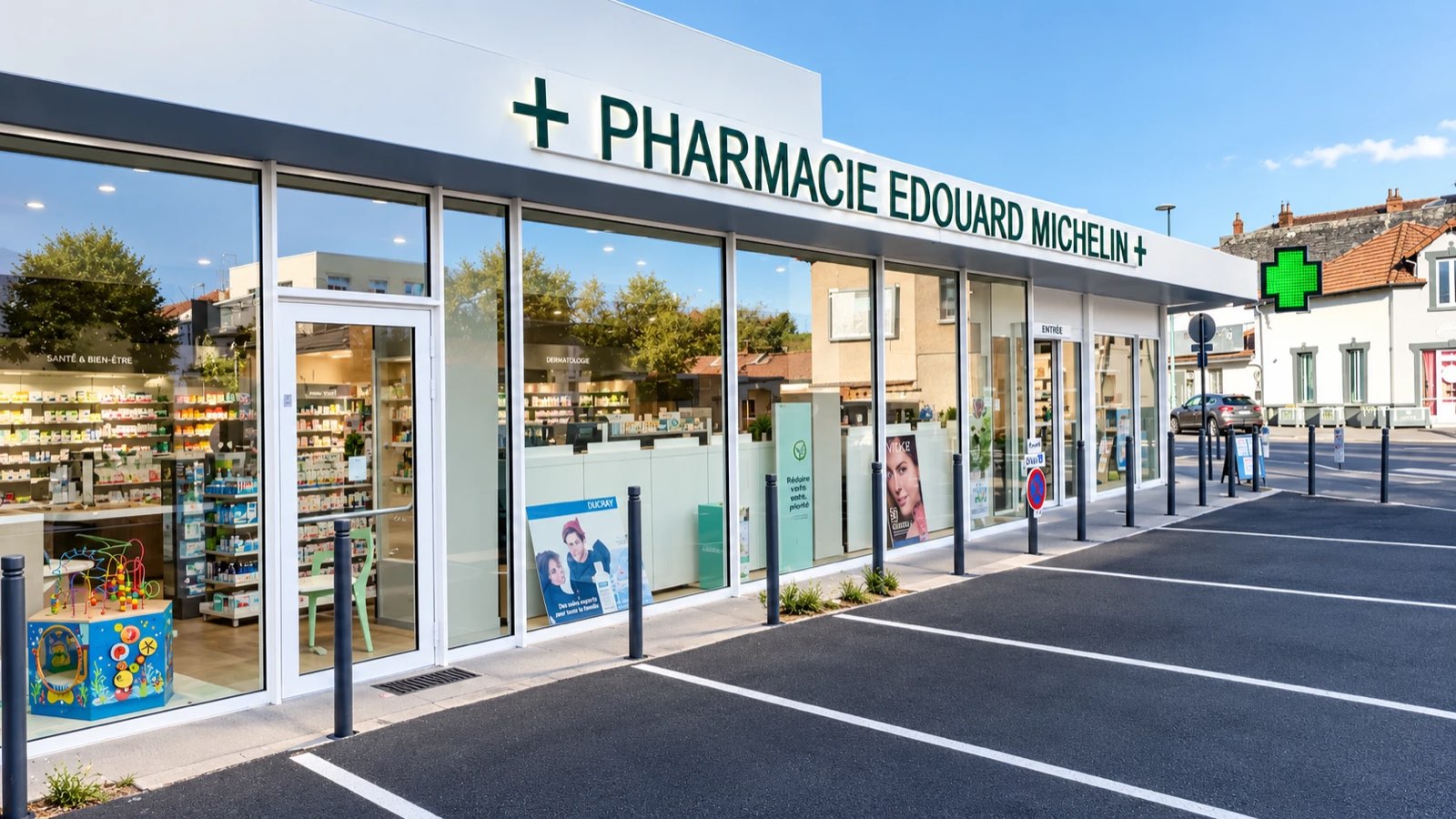 Façade vitrée de la pharmacie, enseigne « Pharmacie Edouard Michelin » et parking réservé à la clientèle, avenue Édouard Michelin à Clermont-Ferrand
